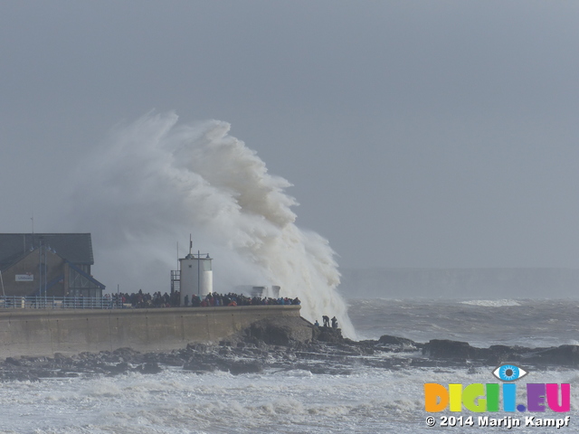 LZ01132 Massive wave at Porthcawl lighthouse